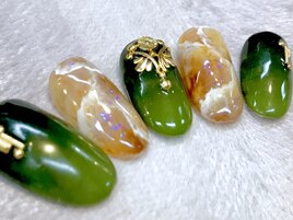 秋冬カラーの大理石ネイル