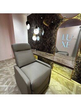 リュクス(Le LUXE)の写真/プライベート空間で叶える理想の目元！寝心地いいリクライニングソファで癒やしの時間を。