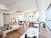ワン(ONE)の雰囲気（ガラス張りの解放感あるスタジオでプライベートセッション）
