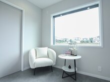 ルネ ユー(Renee U)の雰囲気（ゆったりとした待合で商品なども手に取れます）