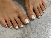 〈フットネイルを可愛く彩る〉ビビット~くすみカラーまで色調合