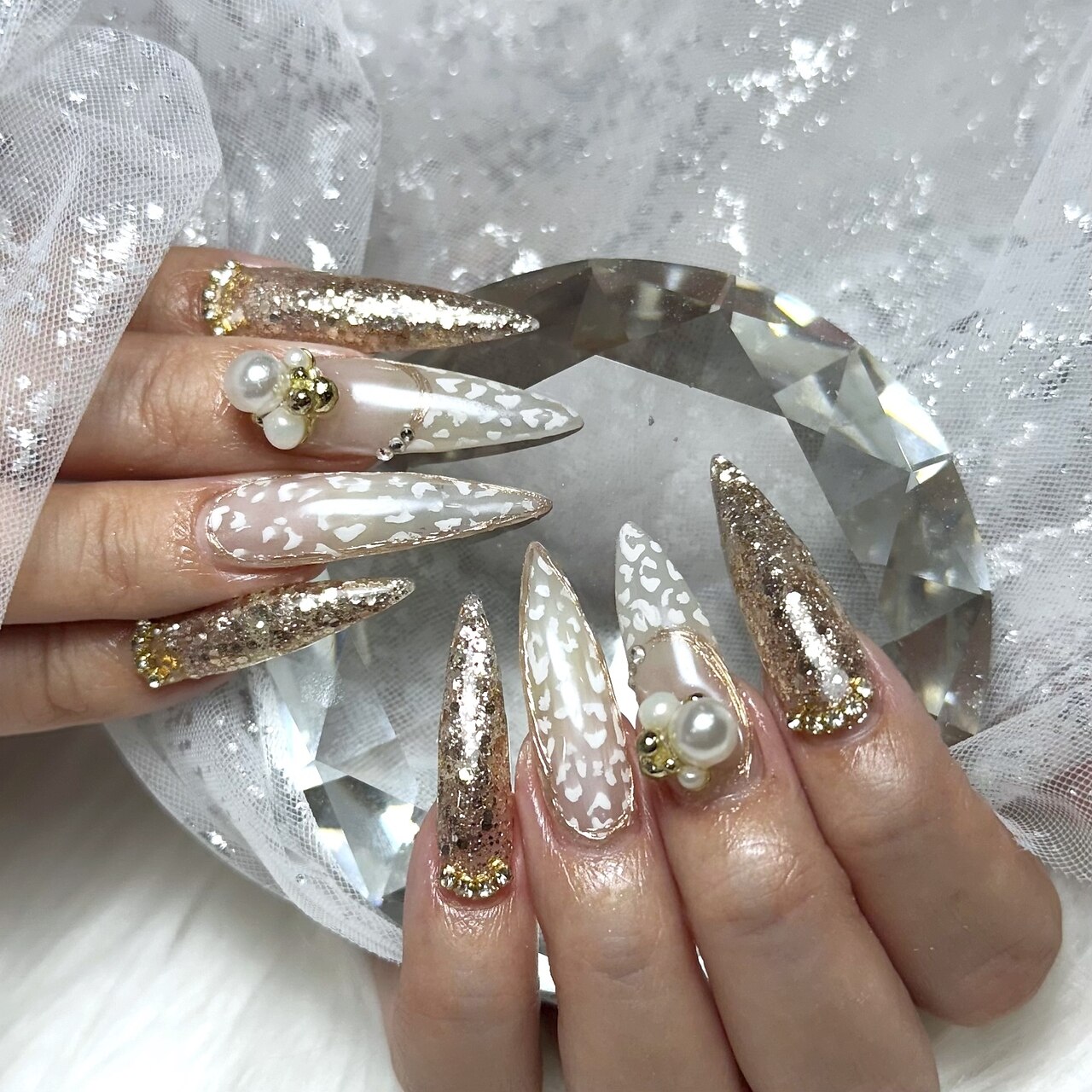 2026年春トレンド】ゴールドパーツのネイルデザイン集｜人気順