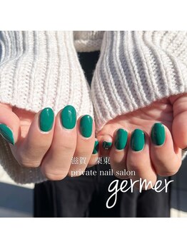 モスグリーンのワンカラーネイル