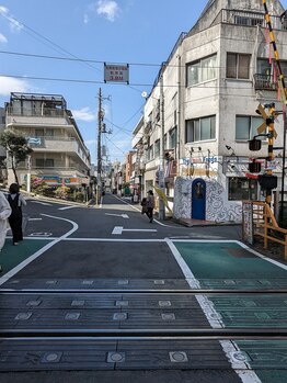 かろやか/９駅.踏切を渡り,右側タイ料理