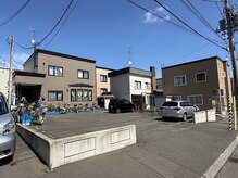 スローライフ(Slow Life)の雰囲気（【駐車場】入口（奥に民家あり・夏場は花が綺麗です））