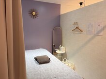 テテ(tete)の雰囲気（【施術室】携帯の充電器もおいています♪お使いください♪）