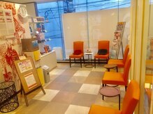 カラダファクトリー 高円寺店の雰囲気（日当たりの良い明るい待合室！）