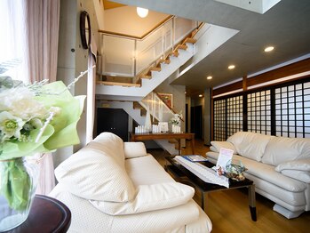 エクセレントビューティーサロン 艶(EN)/サロン待合いにて