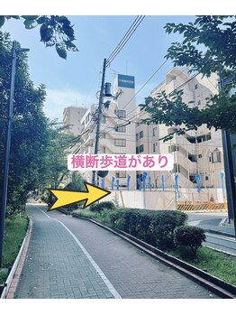 エレガンテ(ELEGANTE)/横断歩道あり、右側へ渡り