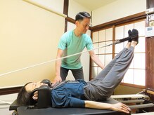 アンサング ピラティス ヨガ スタジオ(UNSUNG PILATES YOGA STUDIO)の雰囲気（全身トレーニングをしながら筋肉のバランスを取り戻すのに役立つ）