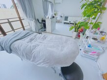 リアム(Re:am)/ホワイト×グレー基調の店内