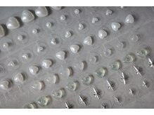 サロン イリネコ(Salon Irineco)の雰囲気（流行りの耳ツボジュエリーもご用意パールとシルバーの組合せ◎）