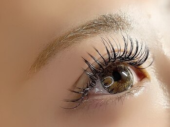エル(ailes)の写真/ダブルフラットラッシュ導入店【自然なつけ心地なのにしっかりボリュームUP☆】ふさふさの印象的な目元へ♪