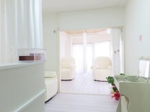 ワイケー(YK)の雰囲気(白を基調とした店内でゆったりとお過ごしください!)