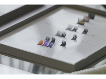 アイリー(i’rry)/ベージュブラウンは流行り目元に