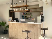 スタイリー(STYLEE)の雰囲気（入り口はオープンカウンターで、カフェみたいな空間です！）