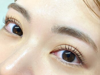 ヒュー(Hue)の写真/【まつ毛と眉毛のセットメニューも】スタイリングやお手入れにお悩みの方、是非一度ご来店ください♪