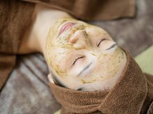 ひっそり美肌構築/ハーブピーリングの様子