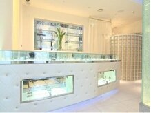 ジ.インペリアル 金山駅店(G.IMPERIAL)の雰囲気(キラキラした明るい店内。完全個室でのお手入れ。)