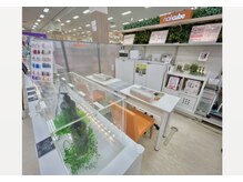 ネイルキューブ イオンりんくう泉南店の雰囲気（イオンモール化粧品売り場の隣に当サロンがございます♪）