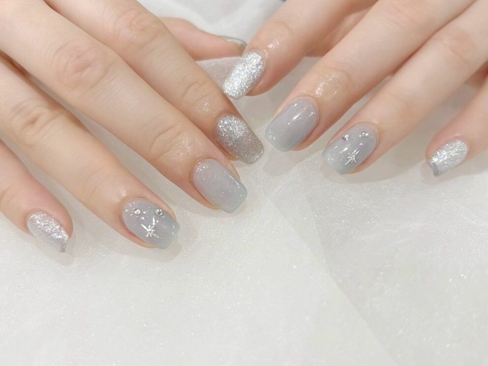 くすみグレージュうずらニュアンスネイル シルバーラメ ミラー 韓国 ちゅるん 秋 くすみグレージュうずらニュアンスネイル シルバーラメ ミラー