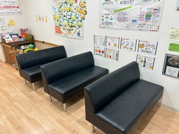 健笑堂かく鍼灸整骨院 賀来院/待合室＆キッズスペース