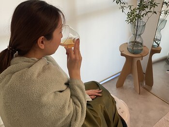 ユラクプラス 薬院(YURAKU+)/デトックスよもぎ茶を飲みながら
