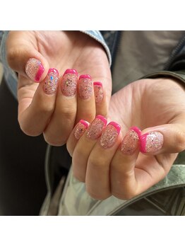 リリ ネイルアンドアイラッシュ(LiRi nail&eyelash)/キラキラ×ビビットピンク