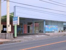 国道11号線沿いの水色の看板が目印です。