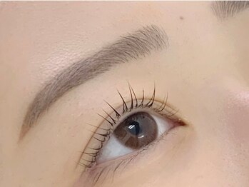 サロンドゥリュール 中目黒店(Salon de lueur)の写真/自まつげを活かす、大人の引き算メイク。骨格に合わせた「美眉×まつげパーマ」で上品な目元へ。