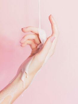 サロン ド ダブリュー(salonde W)の写真/《明るさと透明感を与える手のエイジングケア》50代からの極上ハンドケアでジェルが似合う理想の指先に