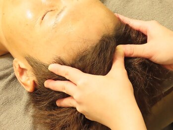 エイムユー(aim U)の写真/当店人気No.1《癒しの極上ヘッドスパ》で溜まった疲れもスッキリ解消♪個室なので人目を気にせず施術OK！