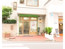 らたす(Ra+)の雰囲気（交差点の２階建て住宅の１階で、右隣はヘアサロンさんです。）