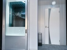 ミシル(Mishil)の雰囲気（外観♪ ガレージ付き駐車場で濡れずにご来店可能です。）