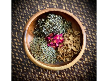 桃源郷もものにわ 関内店/よもぎハーブ蒸し、漢方足浴