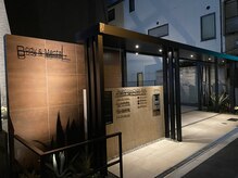 ハリキュウテンチジンアン(HaRiQ.TenChiZin Ann)の雰囲気（店舗ビル門柱ゲート（日没後）風情ある路面電車の通り沿い）