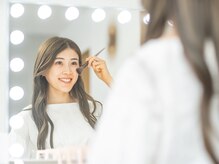 カラーウィズ(ColorWiz.)の雰囲気（プロ仕様の照明で明るく広々、ゆったり使えるメイクスペース♪）