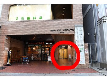 スリーシープ/コメダ様の右手に建物入口