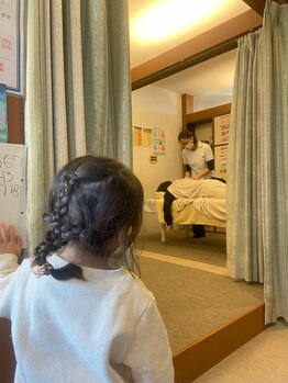 子育てママの整体サロン/施術中のお子様の様子