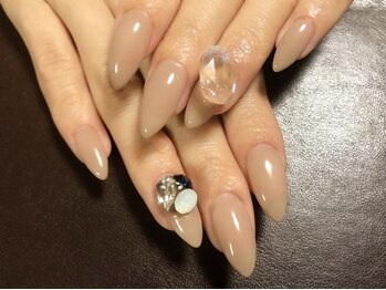 プラハネイル(+HER 美甲)/グレージュ×ビジュー