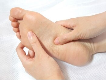 竹ノ塚キレイネイル ジェル 長さだし 角質 ケア マグネット 竹の塚【3/5OPEN(予定)】の写真/《足元から清潔感UP》気になるニオイの原因にアプローチ!古い角質を取り除き、軽やかな歩き心地を実感◎