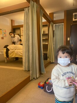 子育てママの整体サロン/施術中のお子様の様子