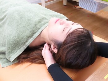 御幸橋あさひ整骨院の写真/デスクワークで凝り固まった首肩まわりを集中的に施術！丁寧にほぐしていきます！頭痛や眼精疲労にも◎