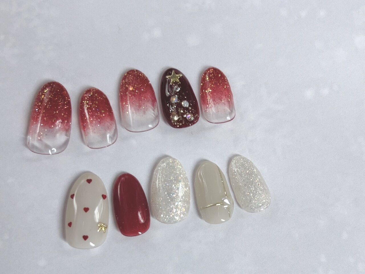 2025年-2026年冬トレンド】レッド ラメグラデーション ハンドのネイル