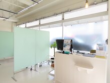 メディスポ(medispo)の雰囲気（天井は開放的で、施設の二面はガラス張りで明るい雰囲気です。）