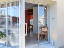 ルーラ まつげ(LAURA)/柔らかい陽射しが注ぐ店内