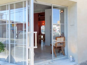 ルーラ まつげ(LAURA)/柔らかい陽射しが注ぐ店内