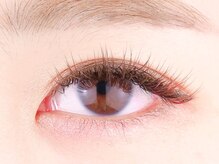 カラーエクステでニュアンス感あふれるお目元に。