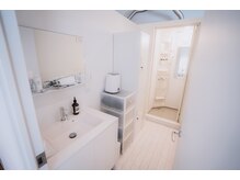 清潔感溢れるパウダー・シャワールームを完備