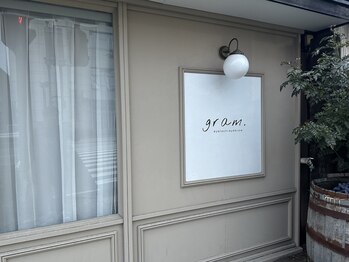 グラム(gram.)/入口の目印の「gram」マークです